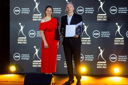 budowlana marka roku 2026 - Janusz Mitko odbiera nagrodę